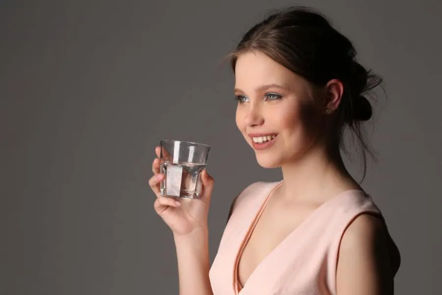 Beber agua mantiene la garganta lista para cantar