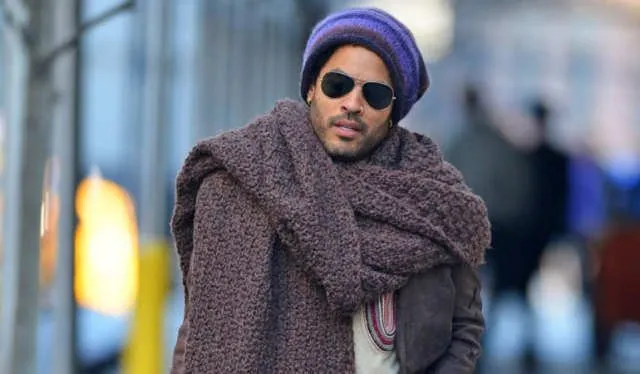 Lenny Kravitz con una bufanda enorme