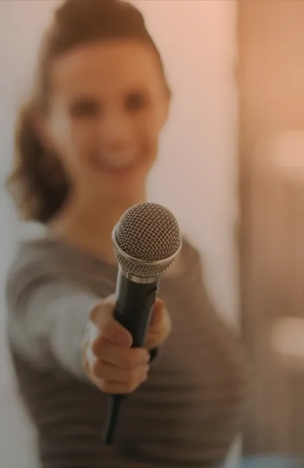 Cantante ofreciendo un micrófono hacia ti