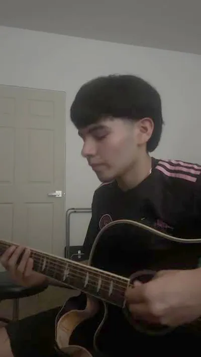 Un cantante durante una sesión de canto