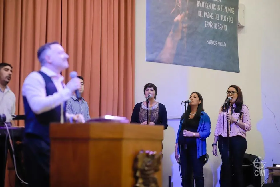 Cantante en la iglesia con su congregación