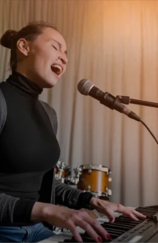 Cantante interpretando con intensidad frente al micrófono