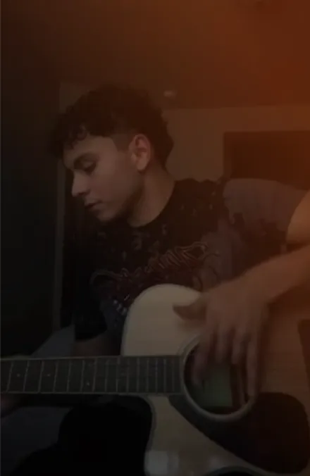 Un alumno practicando con su guitarra