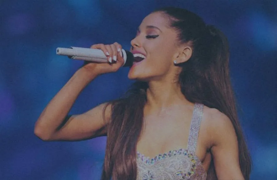 Ariana Grande cantando al micrófono