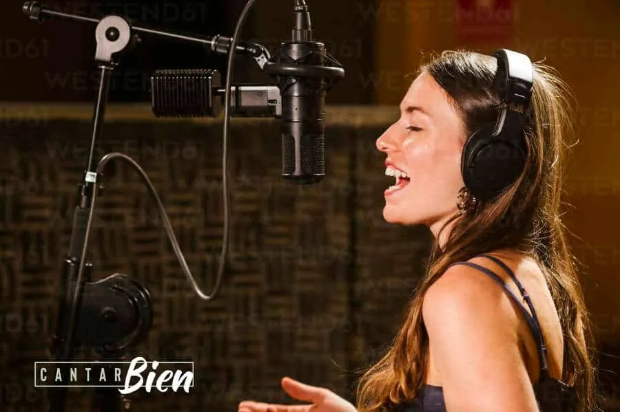 Cantante practicando con la voz cansada