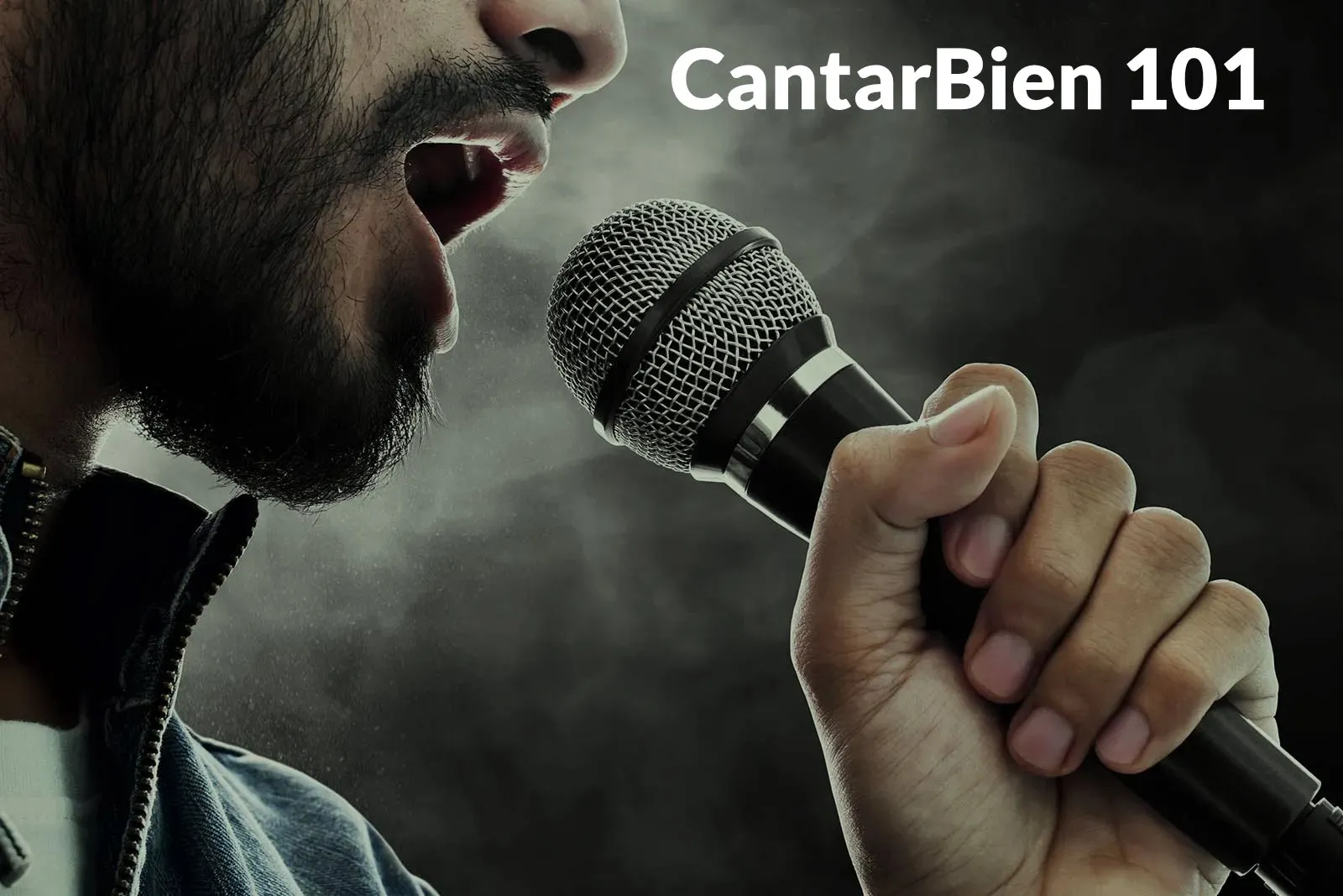 Cantante ensayando frente al micrófono