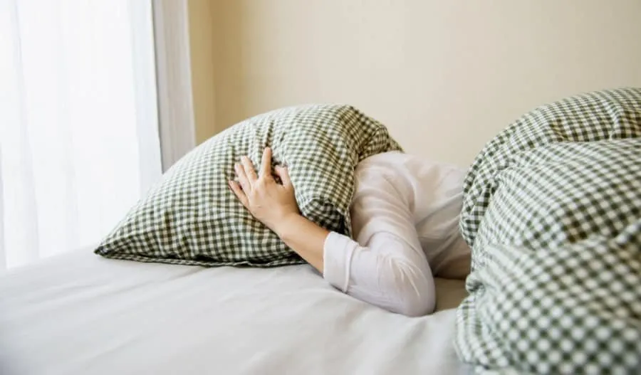 Dormir bien es parte de cantar bien: persona descansando