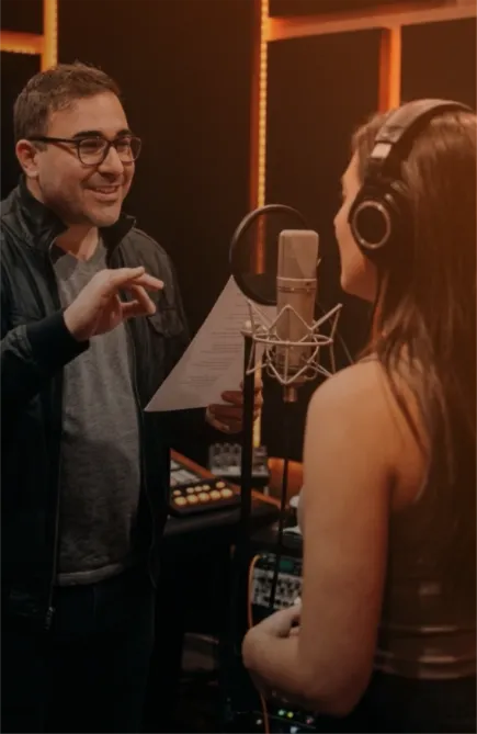 Fran Páez dirigiendo una sesión de canto en el estudio