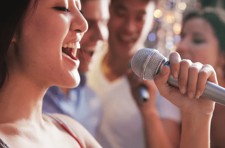 Cantante de alabanza sirviendo en la iglesia