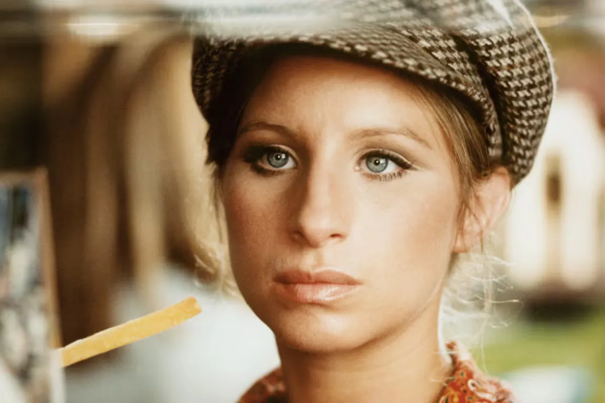 Barbra Streisand con una gorra de tweed