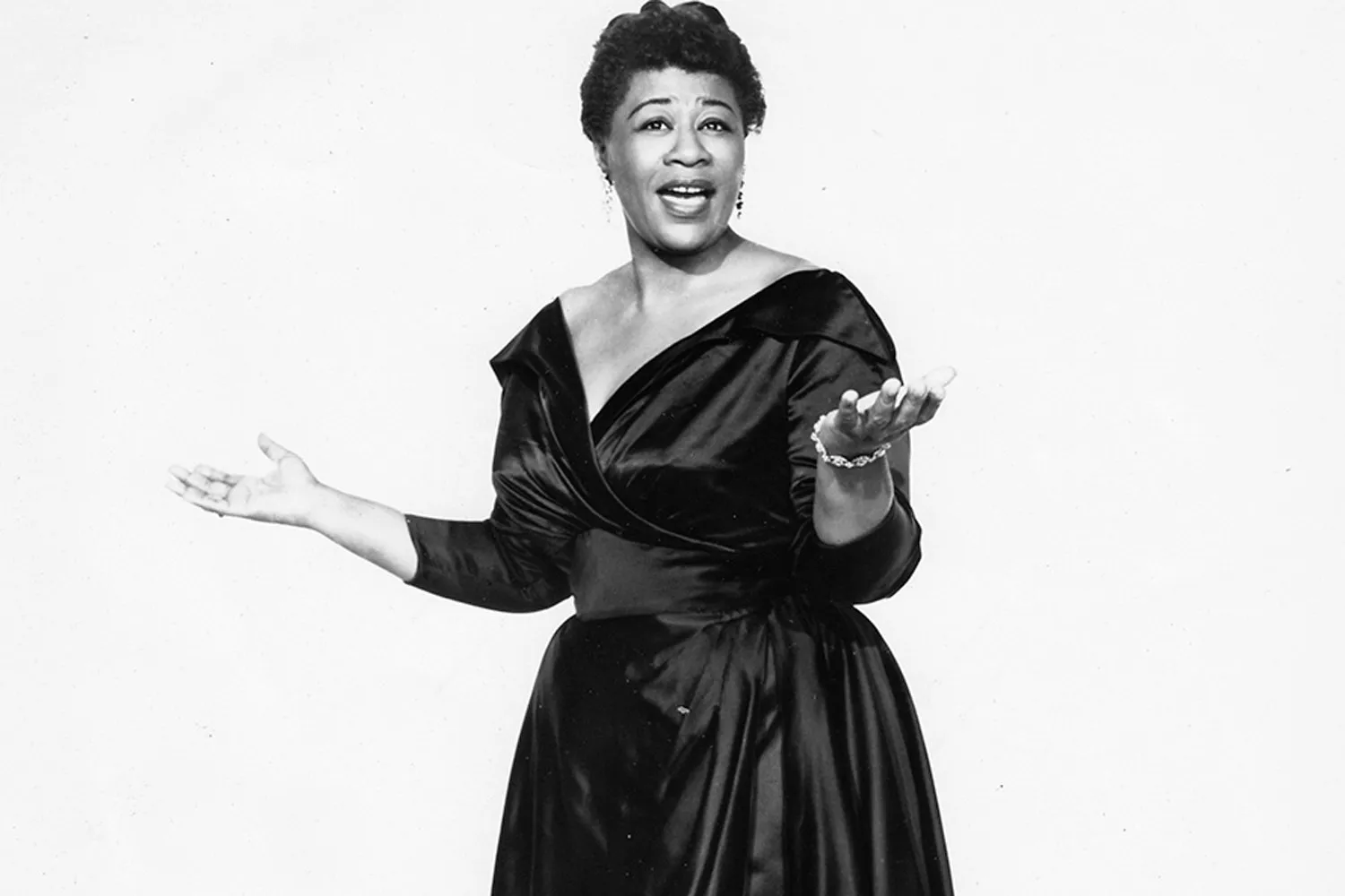 Ella Fitzgerald cantando ante el micrófono