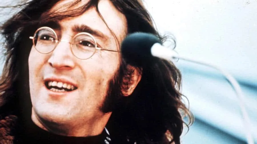 John Lennon cantando frente al micrófono