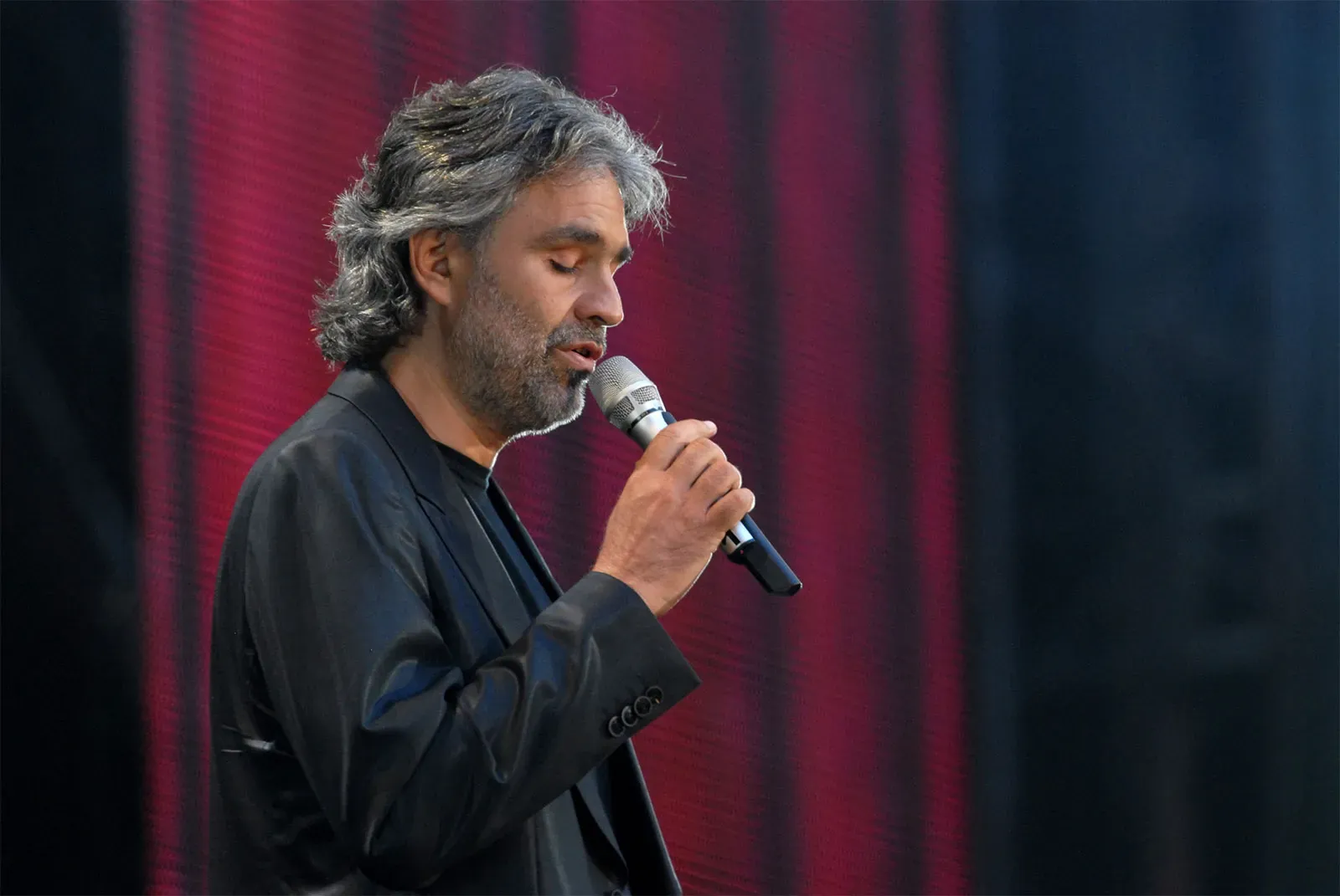 Andrea Bocelli cantando en un concierto