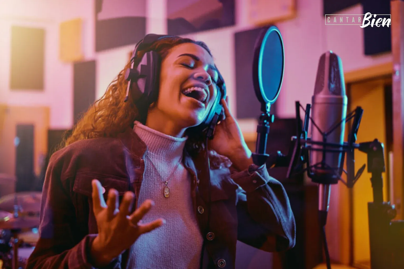 Cantante practicando belting con potencia y control