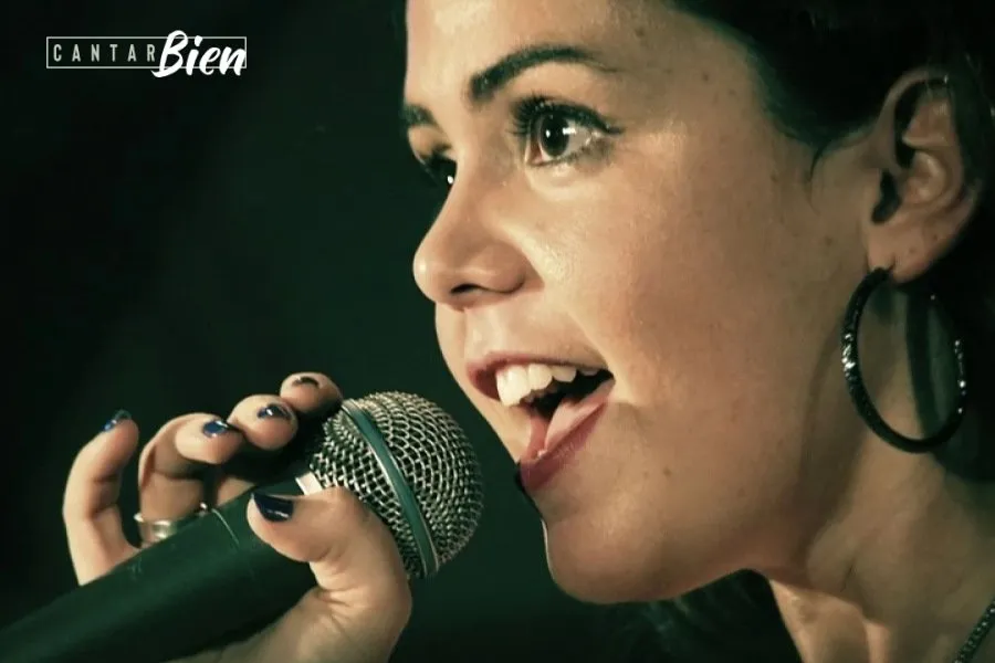 Primer plano de una cantante interpretando con un micrófono dinámico