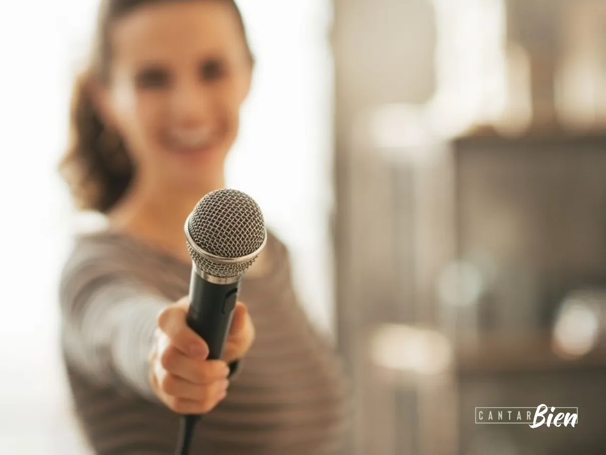Mujer ofreciendo un micrófono hacia la cámara